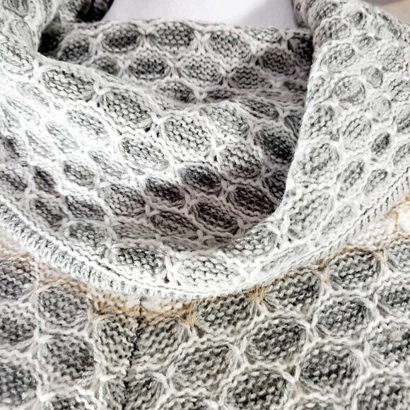 Used Carolyn Taylor size small knitted sweater - Picture 9 of 11